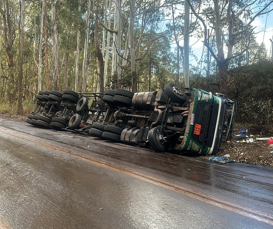 ACIDENTE COM CAMINHÃO-TANQUE NA BR-356 EM OURO PRETO PROVOCA VAZAMENTO DE SODA CÁUSTICA