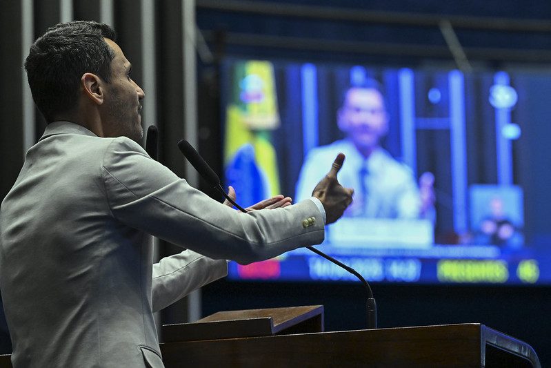 A reação de Cleitinho ao projeto de Simões que prevê redução do IPVA em Minas