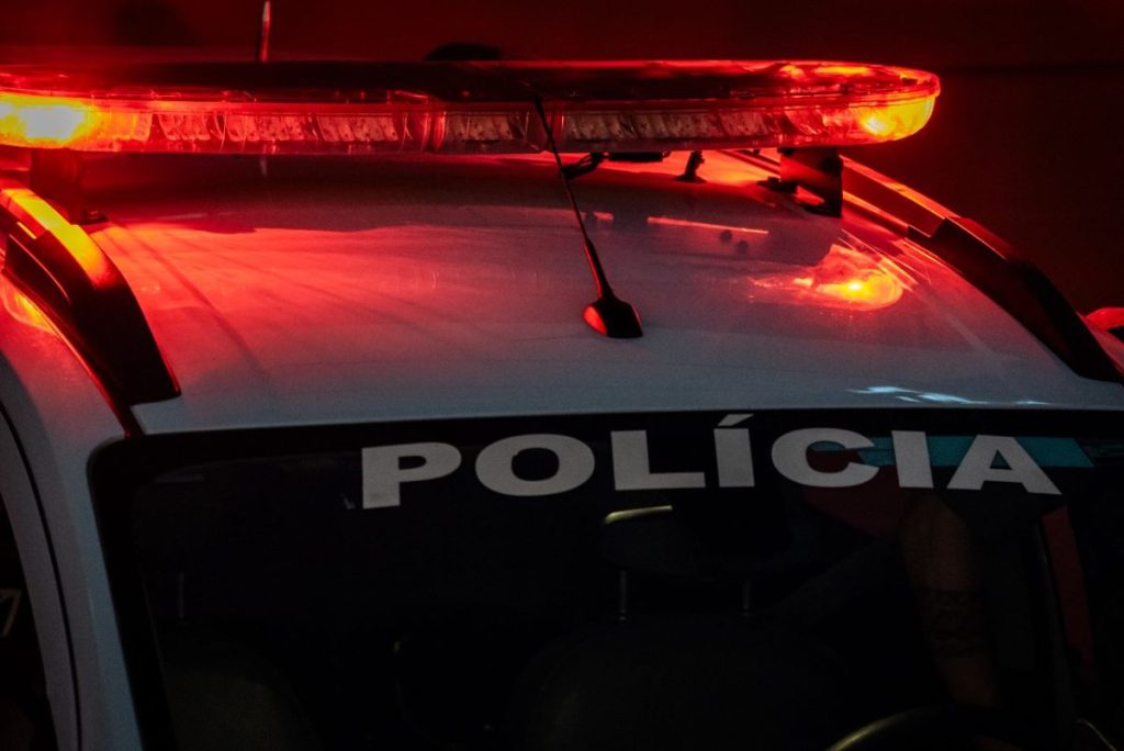 Homem é baleado, ataca mãe de adolescente com enxada e acaba preso