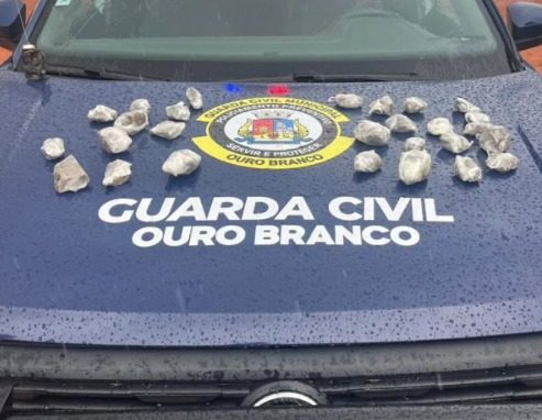 Homem foge em motocicleta e deixa rastro de suspeita; GCM encontra 27 invólucros de maconha