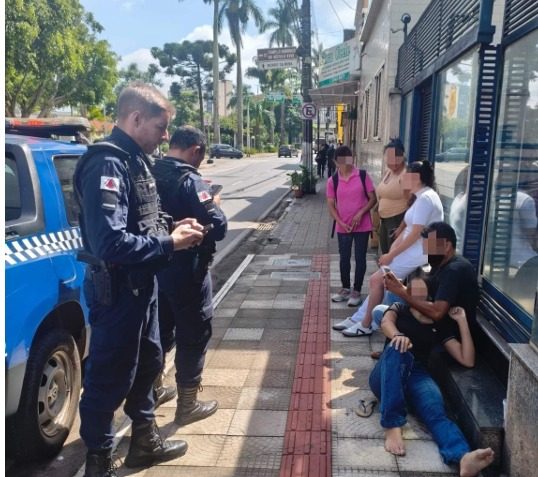Mulher de 22 anos é atropelada por motocicleta na região central