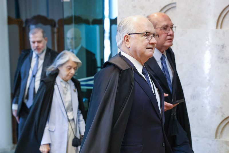 No Dia do Professores, piso segue sem resposta no STF e lei mineira fica à espera
