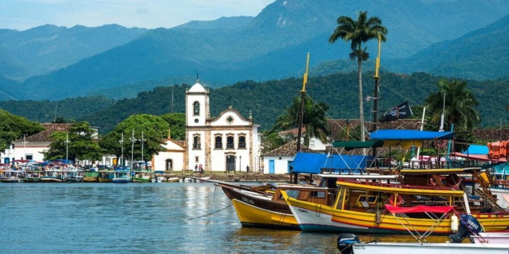O ouro de Minas Gerais passava por esta cidade antes de seguir para a Europa, hoje protegida por um título mundial que inclui floresta e ilhas