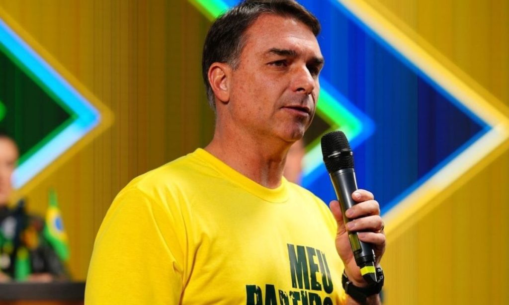 PL pressiona prefeitos do partido a declarar apoio a Flávio Bolsonaro na reta final da eleição