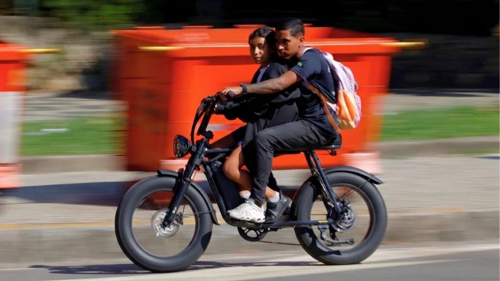 Projeto de Lei propõe idade mínima, cadastro nacional e novas regras para o uso de bicicletas elétricas no Brasil