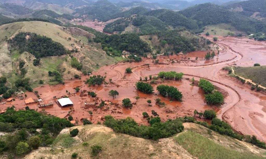 Rompimento da barragem do Fundão, em Mariana. Foto: divulgação/Corpo de Bombeiros.
