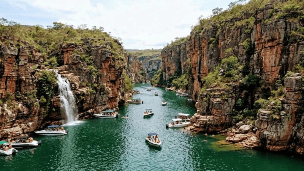 Um cânion verde esmeralda brasileiro onde cachoeiras caem direto no lago, café tem o selo de origem e existe regras de navegação para chegar perto dos paredões