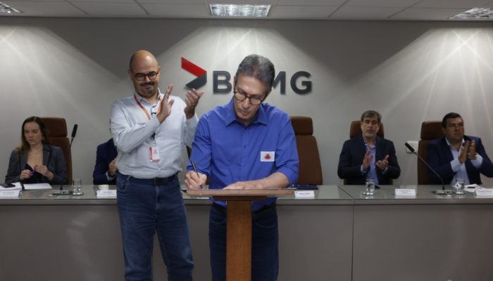 Governador Romeu Zema (Novo) e o vice-governador Mateus Simões (PSD) durante a assinatura do contrato de concessão do Lote Rodoviário Ouro Preto–Mariana, em Belo Horizonte
crédito: Gil Leonardi/Governo de Minas