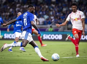 Com 48 pontos, o Cruzeiro começou a rodada na quinta colocação, dois atrás do Athletico-PR, que enfrenta a Chapecoense também nesta segunda-feira