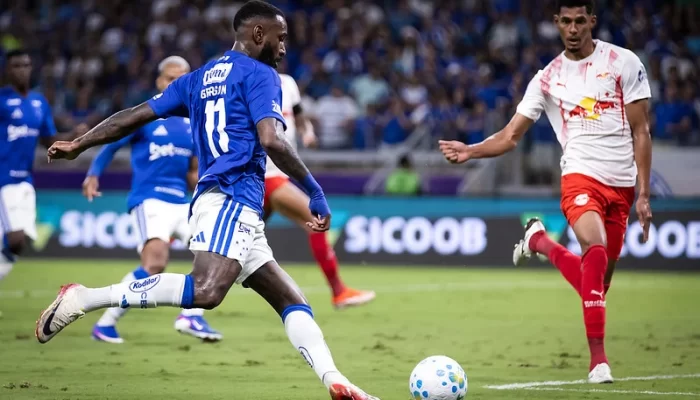 Com 48 pontos, o Cruzeiro começou a rodada na quinta colocação, dois atrás do Athletico-PR, que enfrenta a Chapecoense também nesta segunda-feira