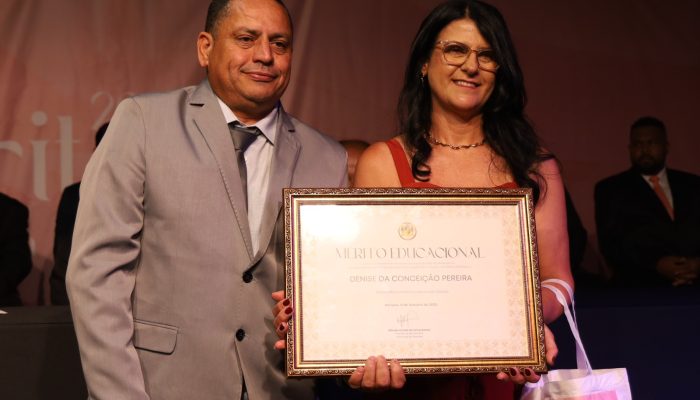 Presidente da Câmara Ediraldo Ramos fazendo a primeira entrega da noite: Professora Denise da Conceição Pereira
