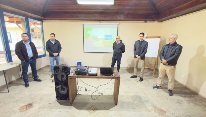 Em balanço dos primeiros 100 dias de atuação, a Rota da Liberdade destaca avanços na infraestrutura viária, geração de empregos e investimentos que prometem transformar a mobilidade e a segurança nas rodovias da Região dos Inconfidentes.
Fotos: Arlindo Luís – Portal Sou Estrada Real