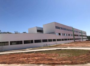 Estrutura física tem conclusão prevista para maio; unidade contará inicialmente com 97 leitos, incluindo 20 de UTI