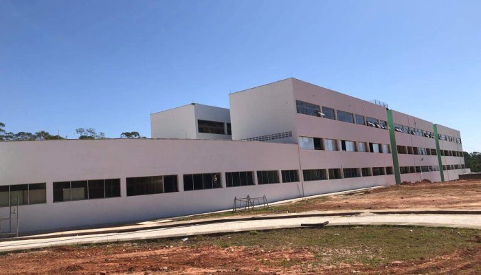 Estrutura física tem conclusão prevista para maio; unidade contará inicialmente com 97 leitos, incluindo 20 de UTI