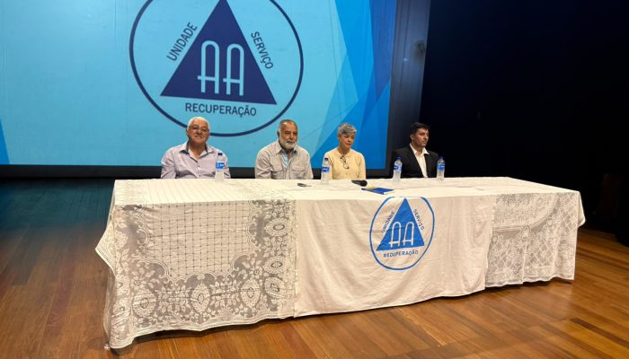 Evento reuniu membros, familiares e convidados para destacar a importância do acolhimento e da recuperação do alcoolismo