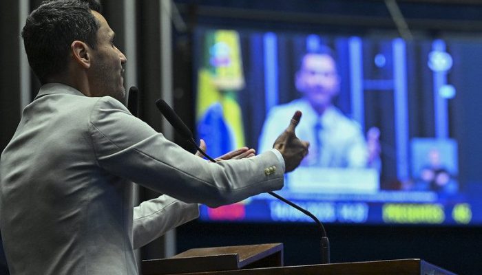 A reação de Cleitinho ao projeto de Simões que prevê redução do IPVA em Minas