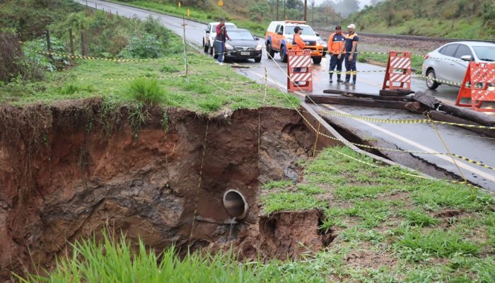 Cratera e trincas levam à interdição preventiva de estrada em Congonhas Publicado em 3 de outu...