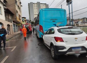 Carro chapa a traseira de ônibus da Umuarama e motorista fica ferido Lafaiete