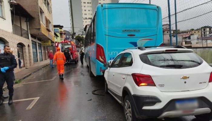 Carro chapa a traseira de ônibus da Umuarama e motorista fica ferido Lafaiete