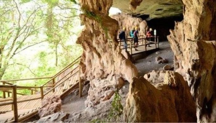 Cavernas de Minas Gerais guardam registros de 12 mil anos, levam visitantes por trilhas entre paredões, formações rochosas e paisagens preservadas