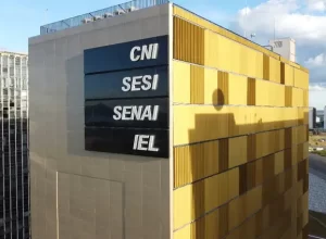 O fim da jornada 6x1 aprovada pela Câmara dos Deputados na noite desta quarta-feira (27) repercutiu de forma distinta entre entidades representativas de trabalhadores e do setor patronal. Enquanto a Central Única dos Trabalhadores (CUT) classificou a medida como “vitória histórica da classe trabalhadora”, a Confederação Nacional da Indústria (CNI) avaliou a proposta como “inadequada e inoportuna”.  
Para a CUT, o resultado concretiza “uma das principais reivindicações do movimento sindical nas últimas décadas”. A entidade atribui a aprovação à mobilização das centrais sindicais, à pressão de movimentos sociais e à negociação direta com parlamentares.
Em nota, a central convocou os trabalhadores a manterem a mobilização para pressionar o Senado a dar continuidade à tramitação da matéria.
A CNI, no entanto, avalia que a redução da jornada, sem transição adequada e sem ganhos de produtividade, pode elevar custos e pressionar preços, com impactos sobre empregos e a economia.
“Uma eventual redução da jornada de trabalho por imposição legal, sem transição adequada e sem ganho equivalente de produtividade, tende a elevar custos e pressionar preços de produtos e serviços”, argumentou.
A entidade defende que o tema seja analisado “com equilíbrio, responsabilidade e base técnica, considerando os efeitos sobre trabalhadores, empresas, consumidores e a economia brasileira, e não sob pressão de um ano eleitoral”.
A CNI sustenta também que mudanças dessa natureza devem ser tratadas por negociação coletiva, e não por regra constitucional uniforme, para preservar a segurança jurídica, a competitividade e a capacidade de adaptação das empresas.
Repercussão
Para a Federação das Indústrias do Estado de São Paulo (Fiesp), a votação da matéria foi “movida por interesses eleitorais”, representando “grave retrocesso ao anular décadas de acordos e convenções coletivas”, além de afrontar a Constituição e ferir o princípio da segurança jurídica.
“O Congresso autorizou o rompimento abrupto de contratos vigentes”, afirma a entidade ao defender a liberdade de negociação entre patrões e empregados.
Outras centrais sindicais também se manifestaram favoravelmente ao fim da escala 6x1. 
Em nota conjunta, a Força Sindical, a União Geral dos Trabalhadores (UGT) e a CUT classificaram a aprovação da proposta como uma “vitória”, fruto de negociação institucional e diálogo com o Congresso.
As entidades agradeceram o apoio do governo federal para a “conquista histórica” da classe trabalhadora.
“Destacamos o amplo processo democrático de negociação institucional e diálogo social construído junto aos deputados e deputadas, bem como o compromisso público demonstrado pelo governo federal, sob a liderança do presidente Luiz Inácio Lula da Silva, que conferiu centralidade a esta pauta tão relevante para o povo brasileiro”, destaca a nota.
Ainda segundo as entidades sindicais, a implementação da nova jornada oferecerá aos setores econômicos “um horizonte claro de adaptação e transição, compatível com as transformações do mundo do trabalho e da organização produtiva contemporânea”.
As entidades afirmam, ainda, que a medida deve melhorar a qualidade de vida dos trabalhadores, ao ampliar o tempo para família, saúde e lazer. E lembram que a nova jornada tem como base experiências já implementadas em outros países,  tendo como resultados o aumento da produtividade e a geração de empregos.
As centrais reforçam a necessidade de manter a mobilização para garantir a aprovação no Senado, e que o aprendizado obtido a partir desse debate se converta em consciência na hora de eleger parlamentares, governadores, senadores e presidente da República.
Agricultura familiar
A presidente da Confederação Nacional dos Trabalhadores Rurais Agricultores e Agricultoras Familiares (Contag), Vania Marques, disse que a aprovação da PEC “é o reconhecimento de que ninguém deve viver apenas para trabalhar”.
“O povo precisa de salário digno, descanso, convivência familiar, saúde e tempo para participar da vida comunitária”, defendeu. 
A dirigente afirma que ao reduzir a jornada sem que haja perdas salariais “é afirmar que desenvolvimento não pode ser medido pela exaustão dos trabalhadores e trabalhadoras”.
A entidade enfatiza que a redução da jornada sem corte salarial representa respeito a quem “produz e sustenta o país” e atribui o avanço à mobilização popular e à pressão sindical.
“Vale lembrar que essa conquista só chegou até aqui porque houve mobilização popular, pressão dos sindicatos, das centrais, dos movimentos sociais e de milhões de trabalhadores e trabalhadoras que disseram basta à jornada extenuante. Agora, o Senado precisa confirmar esse avanço”, acrescentou.
Agricultura familiar
A presidente da Confederação Nacional dos Trabalhadores Rurais Agricultores e Agricultoras Familiares (Contag), Vania Marques, disse que a aprovação da PEC “é o reconhecimento de que ninguém deve viver apenas para trabalhar”.
“O povo precisa de salário digno, descanso, convivência familiar, saúde e tempo para participar da vida comunitária”, defendeu. 
A dirigente afirma que ao reduzir a jornada sem que haja perdas salariais “é afirmar que desenvolvimento não pode ser medido pela exaustão dos trabalhadores e trabalhadoras”.
A entidade enfatiza que a redução da jornada sem corte salarial representa respeito a quem “produz e sustenta o país” e atribui o avanço à mobilização popular e à pressão sindical.
“Vale lembrar que essa conquista só chegou até aqui porque houve mobilização popular, pressão dos sindicatos, das centrais, dos movimentos sociais e de milhões de trabalhadores e trabalhadoras que disseram basta à jornada extenuante. Agora, o Senado precisa confirmar esse avanço”, acrescentou.