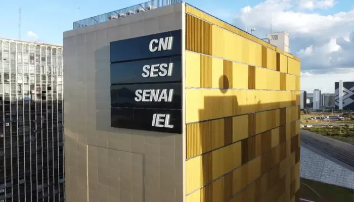 O fim da jornada 6x1 aprovada pela Câmara dos Deputados na noite desta quarta-feira (27) repercutiu de forma distinta entre entidades representativas de trabalhadores e do setor patronal. Enquanto a Central Única dos Trabalhadores (CUT) classificou a medida como “vitória histórica da classe trabalhadora”, a Confederação Nacional da Indústria (CNI) avaliou a proposta como “inadequada e inoportuna”.  
Para a CUT, o resultado concretiza “uma das principais reivindicações do movimento sindical nas últimas décadas”. A entidade atribui a aprovação à mobilização das centrais sindicais, à pressão de movimentos sociais e à negociação direta com parlamentares.
Em nota, a central convocou os trabalhadores a manterem a mobilização para pressionar o Senado a dar continuidade à tramitação da matéria.
A CNI, no entanto, avalia que a redução da jornada, sem transição adequada e sem ganhos de produtividade, pode elevar custos e pressionar preços, com impactos sobre empregos e a economia.
“Uma eventual redução da jornada de trabalho por imposição legal, sem transição adequada e sem ganho equivalente de produtividade, tende a elevar custos e pressionar preços de produtos e serviços”, argumentou.
A entidade defende que o tema seja analisado “com equilíbrio, responsabilidade e base técnica, considerando os efeitos sobre trabalhadores, empresas, consumidores e a economia brasileira, e não sob pressão de um ano eleitoral”.
A CNI sustenta também que mudanças dessa natureza devem ser tratadas por negociação coletiva, e não por regra constitucional uniforme, para preservar a segurança jurídica, a competitividade e a capacidade de adaptação das empresas.
Repercussão
Para a Federação das Indústrias do Estado de São Paulo (Fiesp), a votação da matéria foi “movida por interesses eleitorais”, representando “grave retrocesso ao anular décadas de acordos e convenções coletivas”, além de afrontar a Constituição e ferir o princípio da segurança jurídica.
“O Congresso autorizou o rompimento abrupto de contratos vigentes”, afirma a entidade ao defender a liberdade de negociação entre patrões e empregados.
Outras centrais sindicais também se manifestaram favoravelmente ao fim da escala 6x1. 
Em nota conjunta, a Força Sindical, a União Geral dos Trabalhadores (UGT) e a CUT classificaram a aprovação da proposta como uma “vitória”, fruto de negociação institucional e diálogo com o Congresso.
As entidades agradeceram o apoio do governo federal para a “conquista histórica” da classe trabalhadora.
“Destacamos o amplo processo democrático de negociação institucional e diálogo social construído junto aos deputados e deputadas, bem como o compromisso público demonstrado pelo governo federal, sob a liderança do presidente Luiz Inácio Lula da Silva, que conferiu centralidade a esta pauta tão relevante para o povo brasileiro”, destaca a nota.
Ainda segundo as entidades sindicais, a implementação da nova jornada oferecerá aos setores econômicos “um horizonte claro de adaptação e transição, compatível com as transformações do mundo do trabalho e da organização produtiva contemporânea”.
As entidades afirmam, ainda, que a medida deve melhorar a qualidade de vida dos trabalhadores, ao ampliar o tempo para família, saúde e lazer. E lembram que a nova jornada tem como base experiências já implementadas em outros países,  tendo como resultados o aumento da produtividade e a geração de empregos.
As centrais reforçam a necessidade de manter a mobilização para garantir a aprovação no Senado, e que o aprendizado obtido a partir desse debate se converta em consciência na hora de eleger parlamentares, governadores, senadores e presidente da República.
Agricultura familiar
A presidente da Confederação Nacional dos Trabalhadores Rurais Agricultores e Agricultoras Familiares (Contag), Vania Marques, disse que a aprovação da PEC “é o reconhecimento de que ninguém deve viver apenas para trabalhar”.
“O povo precisa de salário digno, descanso, convivência familiar, saúde e tempo para participar da vida comunitária”, defendeu. 
A dirigente afirma que ao reduzir a jornada sem que haja perdas salariais “é afirmar que desenvolvimento não pode ser medido pela exaustão dos trabalhadores e trabalhadoras”.
A entidade enfatiza que a redução da jornada sem corte salarial representa respeito a quem “produz e sustenta o país” e atribui o avanço à mobilização popular e à pressão sindical.
“Vale lembrar que essa conquista só chegou até aqui porque houve mobilização popular, pressão dos sindicatos, das centrais, dos movimentos sociais e de milhões de trabalhadores e trabalhadoras que disseram basta à jornada extenuante. Agora, o Senado precisa confirmar esse avanço”, acrescentou.
Agricultura familiar
A presidente da Confederação Nacional dos Trabalhadores Rurais Agricultores e Agricultoras Familiares (Contag), Vania Marques, disse que a aprovação da PEC “é o reconhecimento de que ninguém deve viver apenas para trabalhar”.
“O povo precisa de salário digno, descanso, convivência familiar, saúde e tempo para participar da vida comunitária”, defendeu. 
A dirigente afirma que ao reduzir a jornada sem que haja perdas salariais “é afirmar que desenvolvimento não pode ser medido pela exaustão dos trabalhadores e trabalhadoras”.
A entidade enfatiza que a redução da jornada sem corte salarial representa respeito a quem “produz e sustenta o país” e atribui o avanço à mobilização popular e à pressão sindical.
“Vale lembrar que essa conquista só chegou até aqui porque houve mobilização popular, pressão dos sindicatos, das centrais, dos movimentos sociais e de milhões de trabalhadores e trabalhadoras que disseram basta à jornada extenuante. Agora, o Senado precisa confirmar esse avanço”, acrescentou.