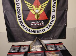 Com ajuda de cão farejador, PM apreende cocaína, maconha, crack e mais de R$ 2 mil em operação contra o tráfico