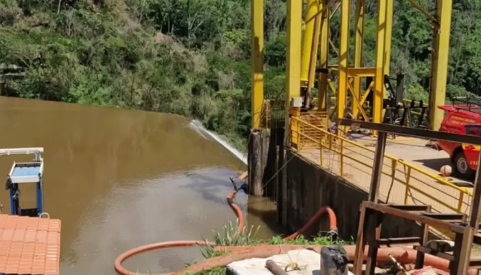 Nove militares estão trabalhando na ocorrência. Eles usam um sonar para mapear o local e facilitar a busca