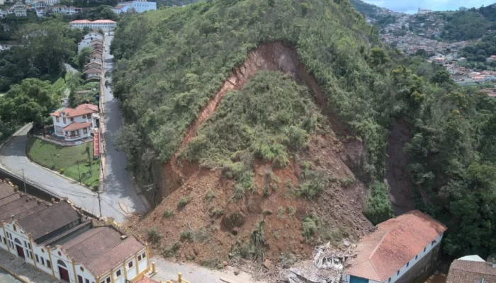 Moradores de bairros em encosta devem observar sinais de movimentação do terreno e comunicar qualquer risco à Defesa Civil