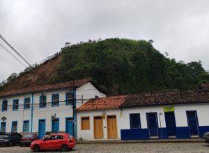 Etapa dá sequência às obras iniciadas em 2024 e vai garantir mais estabilidade ao terreno e proteção à população