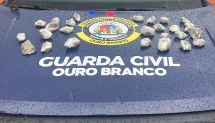 Homem foge em motocicleta e deixa rastro de suspeita; GCM encontra 27 invólucros de maconha