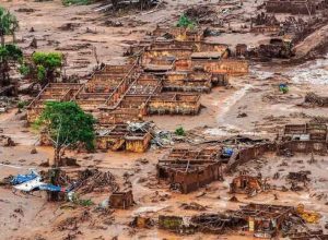 O rompimento da barragem da mineradora Vale em Brumadinho provocou mortes e devastação de rejeitos em janeiro de 2019