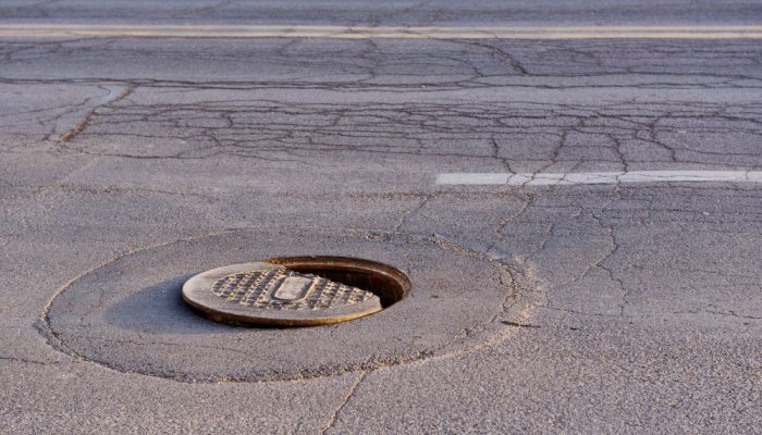 Trabalhador caiu em bueiro aberto e não sinalizado em Alto do Rio Doce (Crédito: Adobe Stock / ...