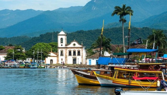 O ouro de Minas Gerais passava por esta cidade antes de seguir para a Europa, hoje protegida por um título mundial que inclui floresta e ilhas