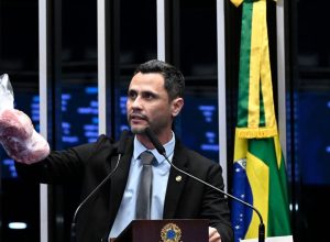 O que te ensinaram na escola sobre esquerda e direita?
