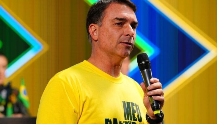 PL pressiona prefeitos do partido a declarar apoio a Flávio Bolsonaro na reta final da eleição