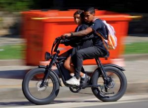 Projeto de Lei propõe idade mínima, cadastro nacional e novas regras para o uso de bicicletas elétricas no Brasil