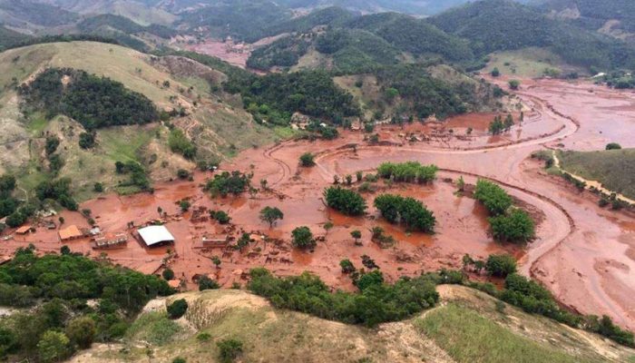 Rompimento da barragem do Fundão, em Mariana. Foto: divulgação/Corpo de Bombeiros.