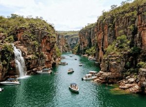 Um cânion verde esmeralda brasileiro onde cachoeiras caem direto no lago, café tem o selo de origem e existe regras de navegação para chegar perto dos paredões