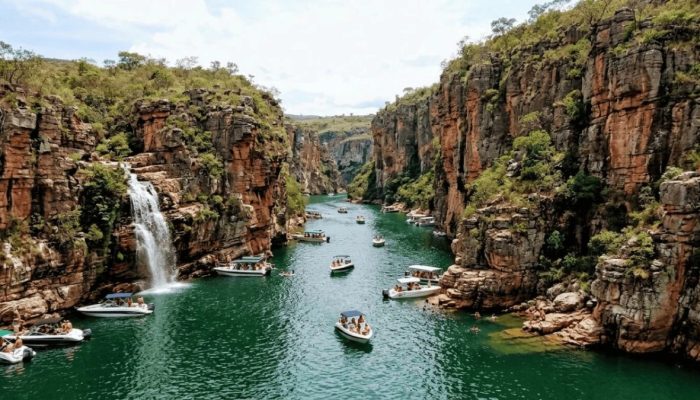 Um cânion verde esmeralda brasileiro onde cachoeiras caem direto no lago, café tem o selo de origem e existe regras de navegação para chegar perto dos paredões